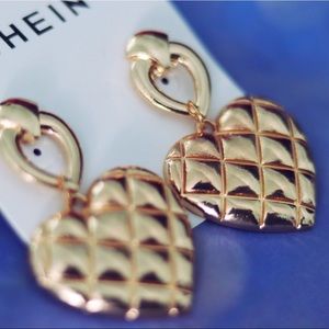 GOLD STATEMENT HEART EARRINGS